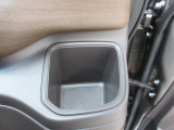 運転席右側のドリンクホルダーです。