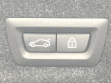 ●電動リアゲート:ワンタッチでリアゲートの開閉ができ、荷物などで両手が塞がっている状態でも簡単に開閉ができる便利機能です。