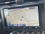 ナビ付きです。目的地を設定すれば、初めての場所でも簡単に行くことが出来ます。(音楽だって聴けちゃいます。)今や欠かせないアイテムですね。カーナビと共に楽しいカーライフを送って下さい(^0^)