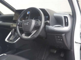 運転席の様子です。見通しの良いすっきりとした内装で、運転しやすい空間となっております!