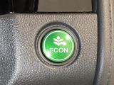 ECON モードをON にするとアクセルペダルの動きに対するエンジンの反応とエアコンの制御を切り換えることで、燃費のいい運転をするドライバーがペダルを踏んだ時と同じようにエンジンを制御します。