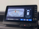 【バックカメラ】3パターン切替機能付きでノーマルビュー、ワイドビュー、トップビューの切替ができます。パーキングセンサーと連動して画面に表示されます。
