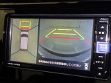 パノラミックビューモニターを装備。駐車場や交差点でクルマを真上から見るように周囲を確認できます。機能の詳細は販売店スタッフまでおたずねください。