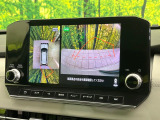 【マルチアラウンドモニター】専用のカメラにより、上から見下ろしたような視点で360度クルマの周囲を確認することができます☆死角部分も確認しやすく、狭い場所での切り返しや駐車もスムーズに行えます。