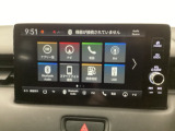 HondaCONNECT対応の便利なナビディスプレー。お持ちのスマートフォンと連携して、ナビやBluetoothでの音楽再生が可能です。デザインはもちろん、操作性も良好です。