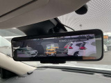 【スマートルームミラー】後方の映像を高精細モニターに映し出し、荷物や乗員で視界が遮られても安全に確認可能。夜間や雨天でもクリアな視界を確保する先進装備です。
