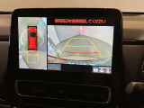 複数のカメラの映像をもとに、クルマを真上から見ているような映像をドライバーに提供し駐車をサポートする機能です。