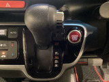 開口部も広く荷物の積み下ろしもしやすいお車となっております。シートの背もたれは5:5の割合で分割して可倒できるので、長いお荷物などを載せることもできます。