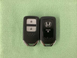 スマートキーを装備しています。鍵を差し込むことなくドアロックの開け閉めと、スタートボタン操作でのエンジンスタートができます。スペアキーも同じものを用意しております。