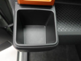 カップホルダーは運転席や助手席からちょうど手の届く位置です!!