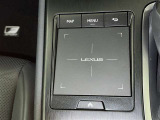 手元でナビゲーションなどの操作を可能にする「リモートタッチ」は、運転姿勢の変化を抑制し、スムーズな操作が可能です。