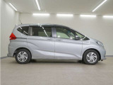 リアには左右スライドドアを採用。狭い駐車場でも開閉しやすく、強風の日でもドアが煽られにくくなっております。小さなお子さまやご年配の方も安心して乗り降りできます。