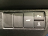 ハンドルの右側にHondaセンシング用のVSA解除スイッチとパワーテールゲートスイッチがついています。パワーテールゲートスイッチは車内からでもテールゲートの開け閉めを電動でできます。