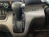 CVT車のセレクトレバーです。低速から高速まで、変速ショックのないスムーズな走りを実現するとともに、エンジン効率のよい領域を維持することで燃費にも貢献します。