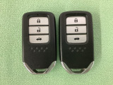 スマートキーを装備しています。鍵を差し込むことなくドアロックの開け閉めと、スタートボタン操作でのエンジンスタートができます。ボタン操作でトランクが開けられるトランクオープナーもついています。
