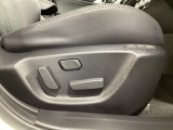 運転席にはパワーシートを装備!シート位置を記憶するメモリー機能付きなのでご夫婦で2名分セットすると便利です♪