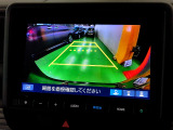 バックカメラの画像です。ガイドラインがスムースな車庫入れをサポートいたします。車庫入れの安心感がアップしますね。