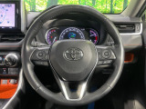 【純正革巻きステアリング】上質な革を使用することで、手にしっかり馴染みとても運転しやすいハンドルです♪