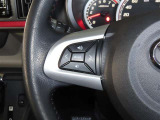 ステアリングスイッチ付きで、運転中に視線を前に向けたまま操作できます。