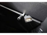 AUX端子や、通信/給電用USBソケットも装備しています。直接カーオーディオに接続できるため、Bluetoothなどよりも高音質な音楽が楽しめます。あると便利なアイテムです。