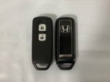 スマートキーを装備しています。鍵を差し込むことなくドアロックの開け閉めと、スタートボタン操作でのエンジンスタートができます。スペアキーも同じものを用意しております。