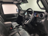 運転席の広さも十分ございます。