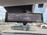 スマートルームミラーは、車両後方のカメラ映像をミラー面に映し出すので、同乗者や積み荷などの車内状況や、天候などに影響されずいつでもクリアな後方視界が得られます。