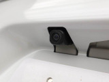 後退時に車両の後ろ側をモニター画面に表示します。車庫入れなどでバックする際に後方確認ができて便利です。車庫入れが苦手な人もこれで安心。