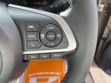 【クルーズコントロール】アクセル操作なしで一定速度を保つ機能。先行車との距離を自動調整する追従型が主流で、高速走行時の疲労を劇的に軽減します。長距離移動が多いお客様への商談では必須の快適装備です。