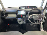 運転席周りのレイアウトをご覧ください。ナビゲーションが綺麗に装着されすっきり収まってますね!