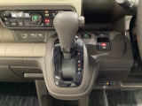 CVT車のセレクトレバーです。低速から高速まで、変速ショックのないスムーズな走りを実現するとともに、エンジン効率のよい領域を維持することで燃費にも貢献します。