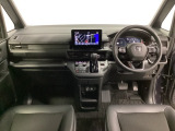 車内は光触媒抗菌消臭施工済です。スタイリッシュなデザインでスポーティなインパネ周りを演出します。グローブボックスやカップホルダーのほかにトレーなどたくさんの収納スペースが付いています。
