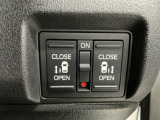 【両側パワースライドドア】両側がパワースライドドアになっており、運転席のスイッチやスマートキーでも開閉が可能です!開口部も広いので乗り降りも楽々♪