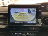 【バックカメラ】運転が苦手な方も車庫入れラクラクです!ギアをリバースに入れれば自動的に切り換わりますので、面倒な操作は不要です♪狭い駐車場もお車を傷つけず安心ですね!