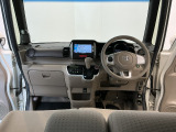 【前方視界】開放的な前方視界!運転がしやすく疲れにくいです♪窓が大きく、見通しがとっても良いおクルマですよ♪