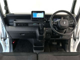 【前方視界】開放的な前方視界!運転がしやすく疲れにくいです♪窓が大きく、見通しがとっても良いおクルマですよ♪