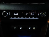 お車のキーはスマートキーです。キーを身につけた状態で車に近づき、ドアロックの解錠や施錠操作が出来ます。雨の日など両手がふさがっている時など、とっても便利ですね。