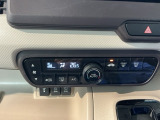 オートエアコンで、毎日のドライブを快適に。温度、風量を自動で調整し、理想的な車内環境を提供します。