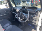 【運転席】座り心地が良いシートなので長時間の運転でも快適にお過ごしいただけます。新品のフロアマットのご注文も可能です。掲載箇所以外にご希望の写真がございましたらお気軽にお問い合わせ下さい。