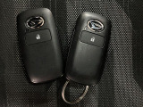 電子カードキーを携帯していれば、ドアハンドルやバックドアのリクエストスイッチを押すだけでドアの施錠・解錠が出来ます♪もちろん 遠隔操作も可能です!盗難防止のイモビライザー機能装備ですよ ☆