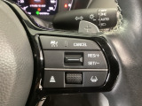 【アダプティブ・クルーズ・コントロール】予め設定した車速内でクルマが自動的に加減速。 前走車との適切な車間距離を維持しながら追従走行し、高速道路でのドライバーの疲労を軽減してくれる嬉しい機能付♪