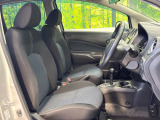 運転席まわりには十分なスペースがあり、大柄な方でもゆったり運転していただける環境です。