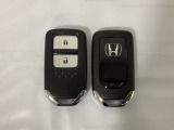 スマートキーを装備しています。鍵を差し込むことなくドアロックの開け閉めと、スタートボタン操作でのエンジンスタートができます。スペアキーも同じものを用意しております。