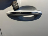 【キーレスエントリー】バッグやポケットからキーを取り出すことなく車にアクセスして、ロックとアラームを設定できます。 毎日の利便性をさらに高める機能です。