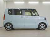 リアには左右スライドドアを採用。狭い駐車場でも開閉しやすく、強風の日でもドアが煽られにくくなっております。小さなお子さまやご年配の方も安心して乗り降りできます。