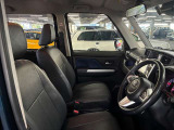 運転席の画像です。足元やシートまわりに余裕があり、リラックスした姿勢で運転が可能です。視界も良好で操作系へのアクセスもしやすく、快適で安心感のあるドライブをサポートします。