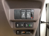 パワースライドドアの開閉はスマートキーのリモコンやドアノブは勿論、運転席側のスイッチ操作でも開閉ができ、安全・簡単です。