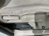 シートハイトアジャスターが付いているので運転姿勢を調整するのに便利ですね。身長に合ったシートポジションは安全運転や疲労軽減にもつながります。