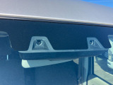 2つのカメラで前方の車両や歩行者を検知し、衝突のおそれがあると判断すると、ブザー音やメーター内の表示で警告。衝突の可能性が高まると、自動でブレーキをかけ、衝突の回避または衝突時の被害軽減を図ります。