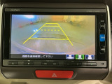 リバースギアに入れるだけで後方の表示へ切り替わります。夜間や雨の日の駐車も楽になりますよ。